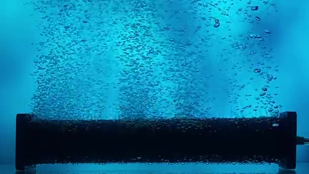 Viele Kleine Glänzende Luftblasen Die Aus Dem Kompressorrohr Oder Filter — Stockvideo