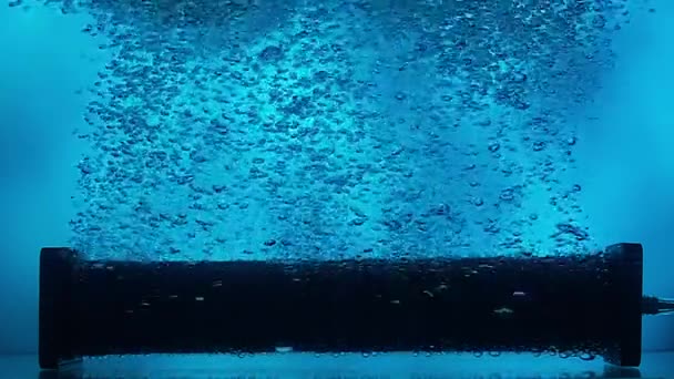 大量闪光的小气泡从压缩机管或水下过滤器中漏出 水族馆内氧气曝气工作设备的关闭 氧气的气泡从底部升到底部 — 图库视频影像