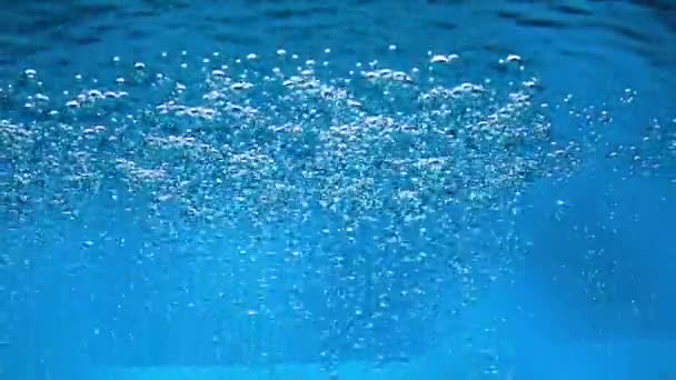 深さから青い水の表面に上昇する気泡のストリームの水中ビュー 液体の表面に現れる酸素泡の閉じ込めと破裂 水の泡 — ストック動画