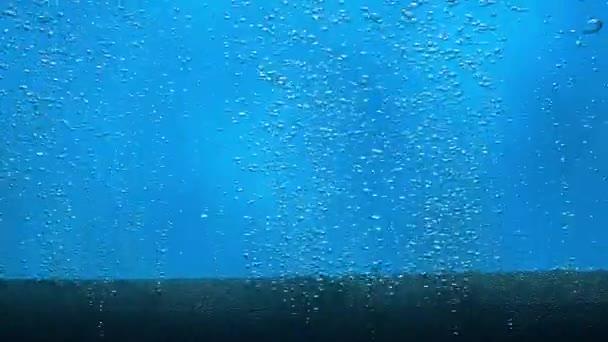 Viele Kleine Glänzende Luftblasen Die Aus Dem Kompressorrohr Oder Filter — Stockvideo