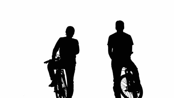 两个骑自行车的男人在一个白色孤立的背景下交流的黑色轮廓 男人用手指指明方向 凝视着周围的环境 骑单车的旅客坐在上面 — 图库视频影像