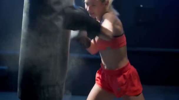 Kickbox Bojovnice Trénuje Jeho Údery Mladá Sportovkyně Černých Boxerských Rukavicích — Stock video