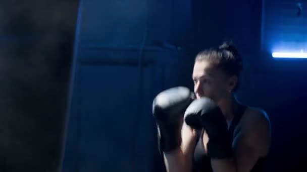 Навчання Кікбоксингу Темному Тренажерному Залі Синім Світлом Молода Жінка Бореться — стокове відео