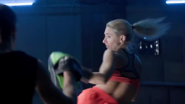 Výcvik Kickboxu Žena Boxerských Rukavicích Boxuje Svým Trenérem Tmavé Tělocvičně — Stock video