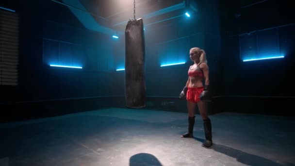 Young Woman Kickboxer Black Boxing Gloves Red Sportswear Looking Concentrating — Stockvideo