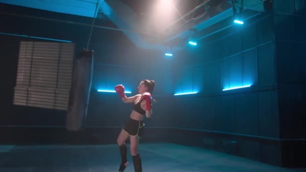Kickboxing Training Dark Gym Blue Light Woman Fighter Trains Punches — Vídeo de Stock