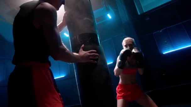 Kvinnlig Fighter Och Personlig Tränare Utbildning Mörkt Gym Med Blått — Stockvideo