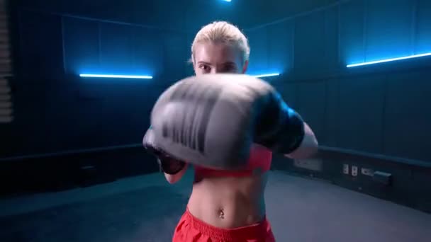 Ung Kvinna Boxning Direkt Vid Kameran Kvinna Fighter Svart Boxningshandskar — Stockvideo