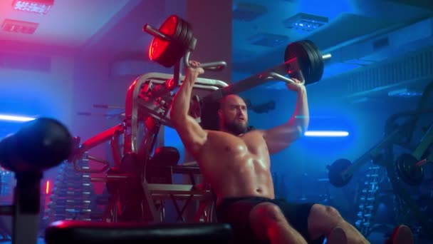 Male Bodybuilder Naked Torso Sitting Sports Simulator Athlete Pressing Arms — Αρχείο Βίντεο