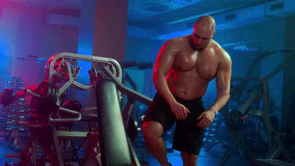 Male Bodybuilder Stringing Black Weights Sports Equipment Athlete Sitting Sports — Αρχείο Βίντεο
