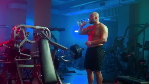 Bodybuilder Naked Torso Drinking Water Plastic Bottle Man Quenching His — Αρχείο Βίντεο