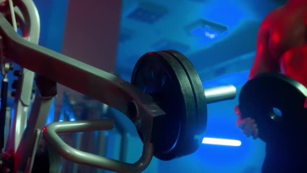 Muscular Male Bodybuilder Naked Torso Stringing Black Weights Sports Simulator — Αρχείο Βίντεο