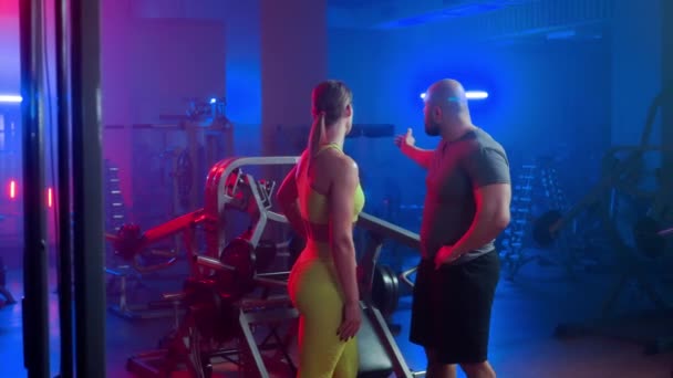 Coach Bodybuilder Telling Woman Athlete Sports Equipment Gym Blue Red — Αρχείο Βίντεο