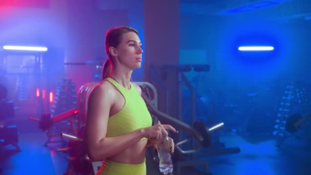 Fitness Woman Slender Body Drinking Water Plastic Bottle Sportswoman Yellow — Vídeos de Stock