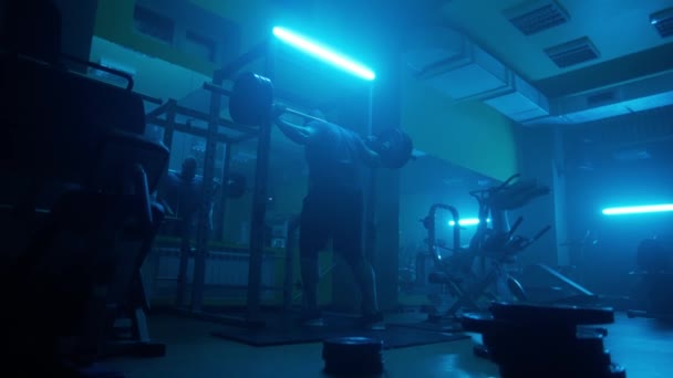 Rear View Dark Silhouette Man Muscular Body Squatting Heavy Barbell — Αρχείο Βίντεο