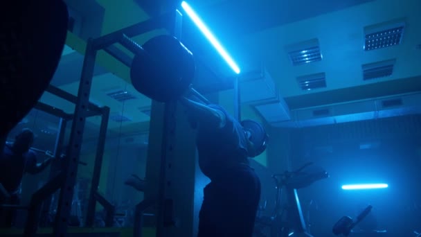 Side View Dark Silhouette Man Muscular Body Squatting Heavy Barbell — Stockvideo