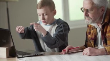 Dedem, Penci 'yi tamir edip, projeye not almayı planlıyor. Torun, büyükbabanın karmaşık hesaplamaları dizüstü bilgisayarla çözmesine yardım ediyor. Yaşlı adam ve genç adam pencerenin önünde oturuyorlar ve...