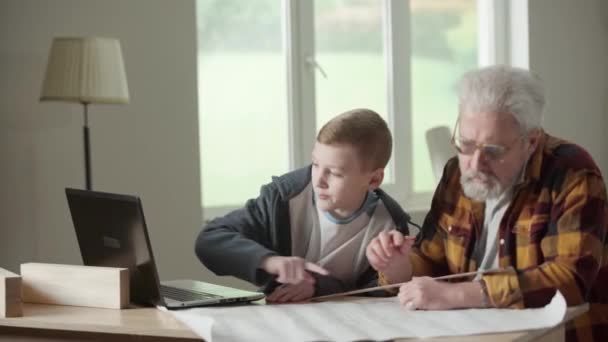 Grandpa Planning Repairs Making Notes Project Penci Grandson Helping Granddad — Stock video