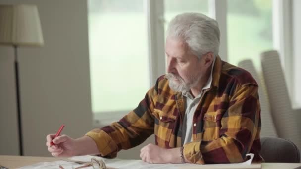 Grandpa Planning Repairs Making Notes Project Penci Grandson Sneaks Closes — Stock video