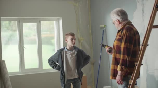 Grandpa Showing His Grandson How Electric Cordless Screwdriver Works Elderly — ストック動画