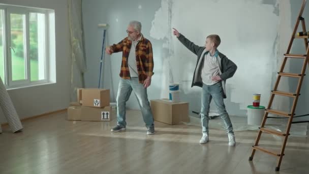 Grandson Leert Opa Dansen Toont Moderne Dansbewegingen Met Zijn Handen — Stockvideo