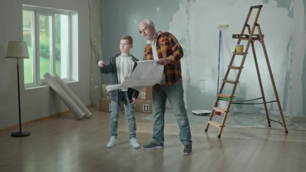 Grandpa Grandson Looking Sheet Plan Apartment Discussing Renovation Project Elderly — Vídeo de Stock