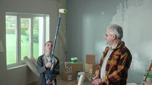 Grandpa Planning Repairs Apartment Explaining His Grandson Amount Work Eelderly — Stockvideo