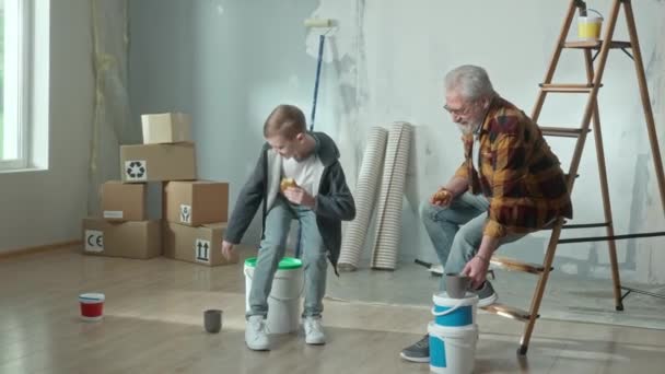 Grandpa Grandson Eating Croissants Drinking Tea Cups Lunch Break Communication — Vídeo de Stock