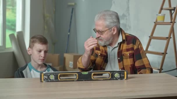 Grandpa Telling Teaching His Grandson How Water Level Works Young — Stock video
