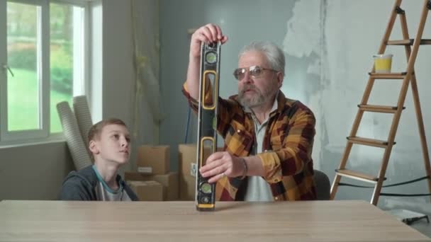 Grandpa Telling Teaching His Grandson How Water Level Works Elderly — Stockvideo