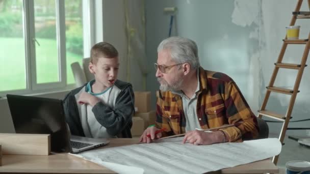 Grandpa Planning Repairs Making Notes Project Penci Grandson Helping Granddad — Stock Video