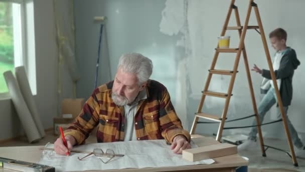 Grandpa Planning Repairs Making Notes Project Penci Grandson Sneaks Closes — Stock Video