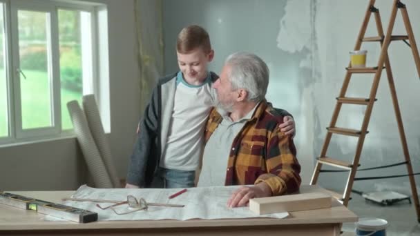 Grandson Friendly Hugging His Grandfather Who Showing Explaining Notes Repair — Vídeo de Stock