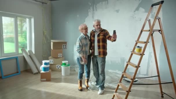 Elderly Man Woman Talking Video Call Using Mobile Phone Aged — Αρχείο Βίντεο