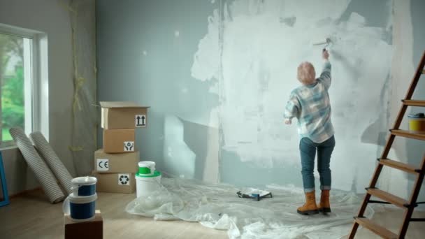Ηλικιωμένη Γυναίκα Ζωγραφίζει Τοίχο Λευκή Μπογιά Χρησιμοποιώντας Ρολό Γυναίκα Συνταξιούχος — Αρχείο Βίντεο