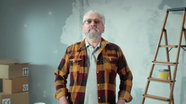 Yaşlı Gri Saçlı Gözlüklü Sakallı Bir Adam Kameraya Bakıyor Gülümsüyor — Stok video