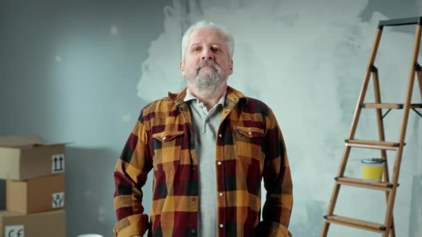 Anciano Canoso Con Barba Mirando Cámara Sonriendo Retrato Pensionista Camisa — Vídeos de Stock