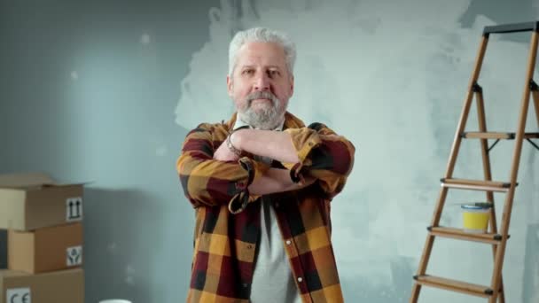 Elderly Gray Haired Man Beard Looking Camera Crossing Arms His — Αρχείο Βίντεο