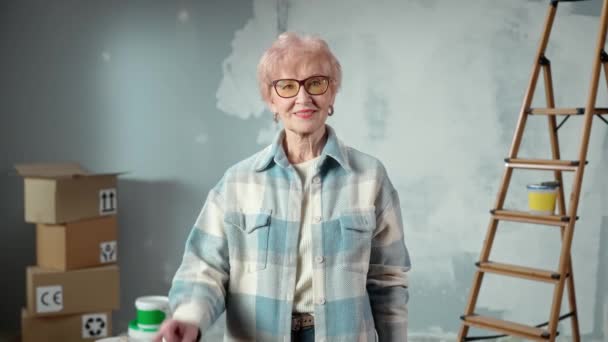 Elderly Woman Glasses Looking Camera Showing Gesture Smiling Portrait Female — Vídeos de Stock