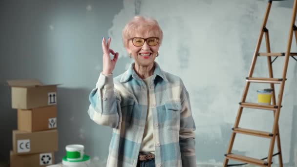 Donna Anziana Occhiali Sta Guardando Fotocamera Mostrando Gesto Sorridente Ritratto — Video Stock