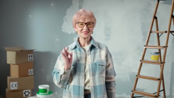 Elderly Woman Glasses Looking Camera Showing Gesture Smiling Portrait Female — Wideo stockowe