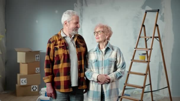 Uomo Donna Anziani Guardano Sorridono Abbracciano Ritratto Felice Coppia Anziani — Video Stock