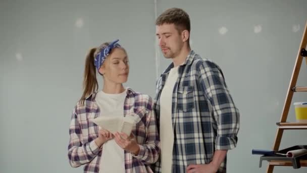 Heureux Jeune Couple Chemises Carreaux Choisit Couleur Pour Papier Peint — Video