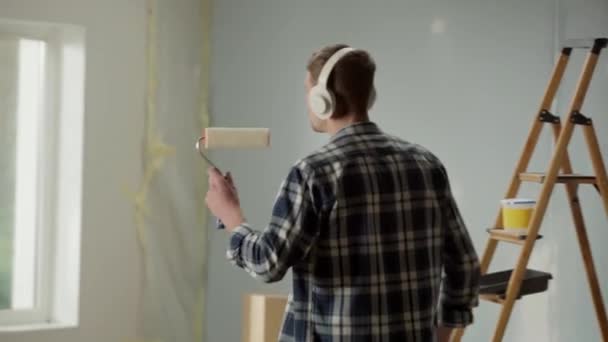Young Man Big Wireless White Headphones Enjoying Music Dancing Male — Stok video