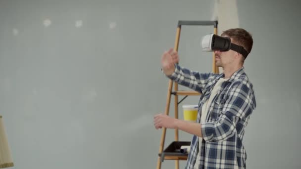 Молодой Человек Наушниках Виртуальной Реальности Обставляет Интерьер Комнаты Мужчина Клетчатой — стоковое видео