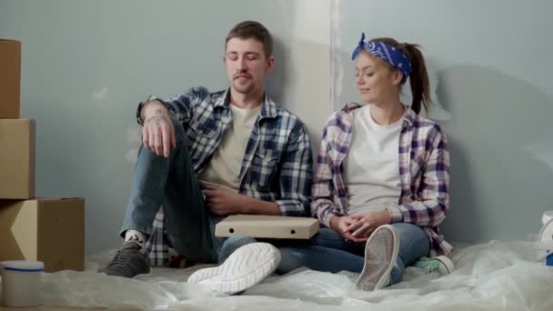 Young Couple Sits Oilcloth Floor Enjoys Eating Pizza While Relaxing — Vídeos de Stock