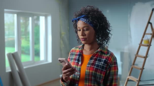 Une Jeune Afro Américaine Regarde Écran Téléphone Sourit Portrait Femme — Video