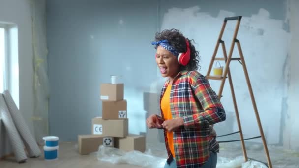 Mladá Africká Američanka Velkých Bezdrátových Červených Sluchátkách Užívá Hudbu Černá — Stock video