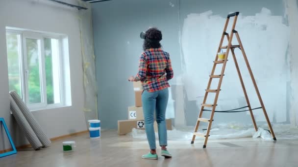 Young African American Woman Virtual Reality Headset Furnishes Interior Room — Stockvideo