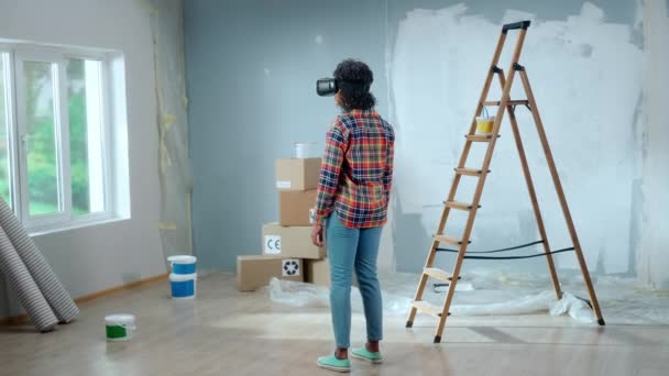 Young African American Woman Virtual Reality Headset Visualizing Interior Room — Stockvideo